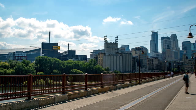 Minneapolis-Skyline-Zeitraffer-aus-Stein-Bogen-Brücke