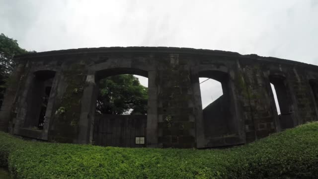 siglo-XVI-amurallada-ciudad-reliquias-y-restos-fundada-por-Miguel-López-de-Legazpi.-tiro-de-seguimiento