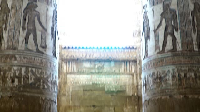 Interior-del-templo-de-Dendera-o-templo-de-Hathor.-Egipto.-Dendera,-Denderah,-es-una-pequeña-ciudad-en-Egipto.-Dandara-complejo,-uno-de-los-sitios-mejor-conservados-del-templo-del-antiguo-Egipto-superior.