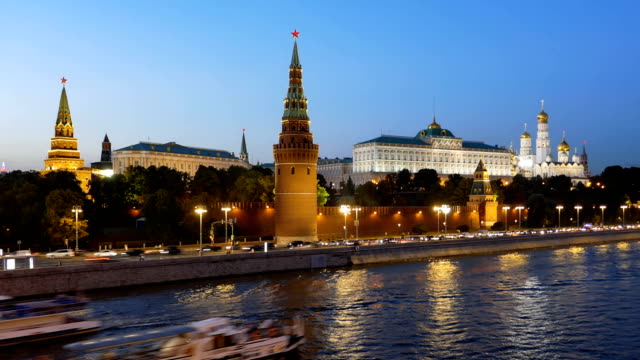Noche-hyperlapse-del-Kremlin-de-Moscú-y-Moscú-río-con-barcos-de-cruceros,-Rusia