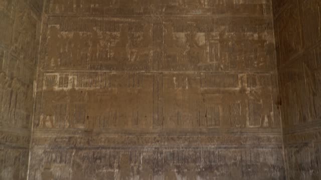 Templo-de-Dendera-o-templo-de-Hathor.-Egipto.-Dendera,-Denderah,-es-una-pequeña-ciudad-en-Egipto.-Dandara-complejo,-uno-de-los-sitios-mejor-conservados-del-templo-del-antiguo-Egipto-superior.