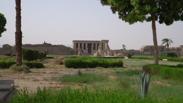 Interior-del-templo-de-Dendera-o-templo-de-Hathor.-Egipto.-Dendera,-Denderah,-es-una-pequeña-ciudad-en-Egipto.-Dandara-complejo,-uno-de-los-sitios-mejor-conservados-del-templo-del-antiguo-Egipto-superior.
