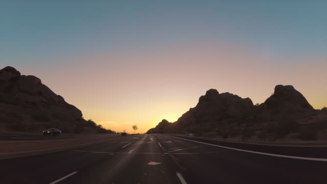 Fahren-Sie-durch-dramatische-Arizona-Papago-Park-Buttes-in-Richtung-Phoenix.