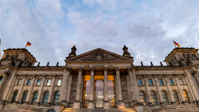 Berlin-Deutschland-Zeitraffer-4K,-Stadt-Skyline-von-Tag-zu-Nacht-Zeitraffer-im-deutschen-Parlament-Reichstagsgebäude