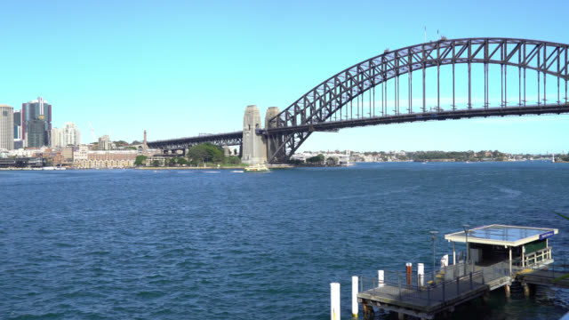 Ópera-de-Sydney-y-sus-alrededores-edificio-durante-luz-del-día-brillante