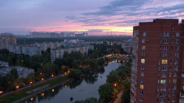 Städtischen-Wohngebiet-der-Stadt-Moskau.-Abend,-schönen-Himmel