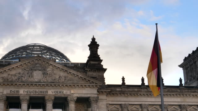 Reichstag-Kuppel-und-deutschen-Nationalflagge-in-Berlin-in-Deutschland