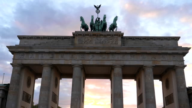 Schließen-Sie-die-Ansicht-des-Brandenburger-Tors-bei-Sonnenuntergang-in-Berlin,-Deutschland