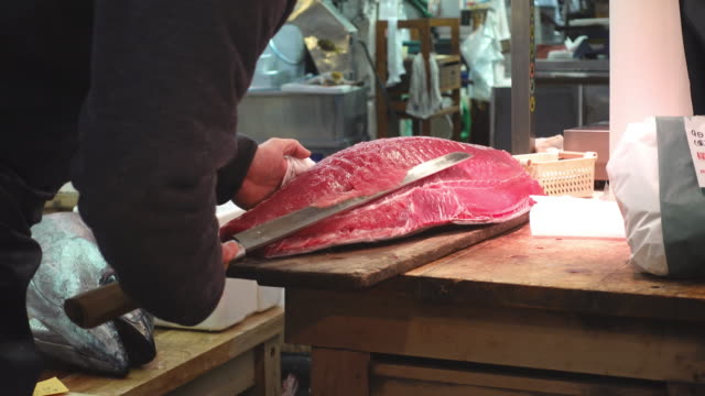 Schneiden-von-Fleisch-in-einem-japanischen-Fischmarkt
