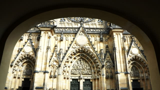 acercarse-a-la-Catedral-de-st.-vitus-enmarcada-por-un-arco-en-el-castillo-de-Praga
