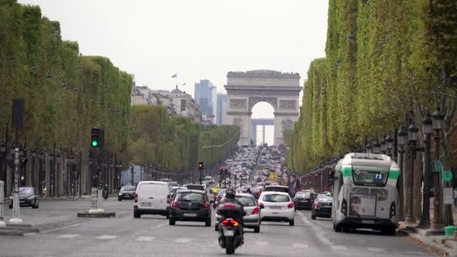 Traffic-jam-in-Champs-Elysees-avenue-in-Paris,-France,-in-a-grey-day