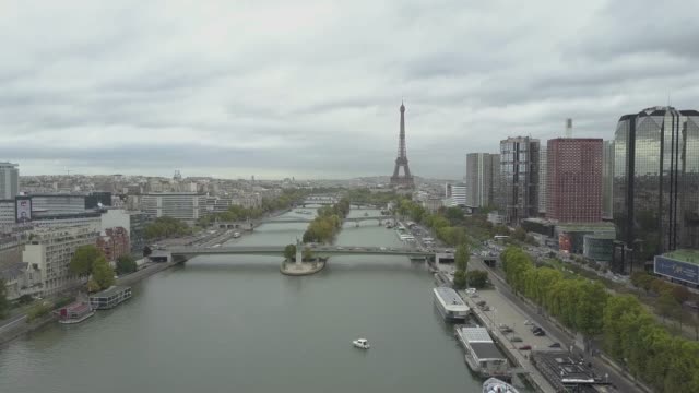 Imágenes-aéreas-de-París,-con-el-Sena-y-Torre-Eiffel