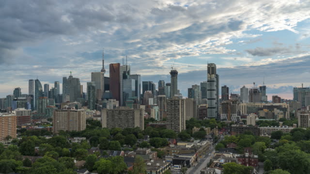 Moderne-Stadt-Skyline-im-Stadtzentrum-gelegenes-Toronto-Wolken