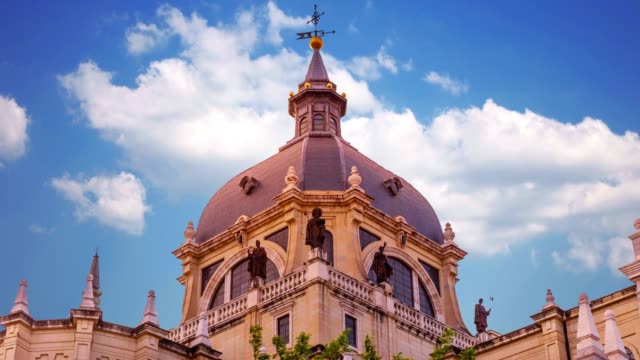 Die-majestätischen-Kuppel-der-Almudena-Kathedrale-in-Madrid.-Spanien