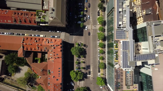 día-tiempo-Milán-ciudad-antena-de-calle-de-tráfico-de-los-tejados-de-bloque-abajo-Italia-Vista-4k