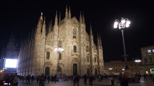 noche-iluminada-Milán-ciudad-famosa-catedral-cuadrada-lenta-panorama-4k-Italia