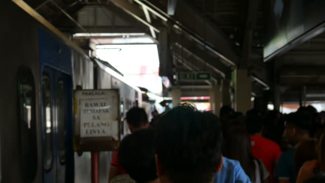 Estación-de-tren-de-multitud-en-Manila