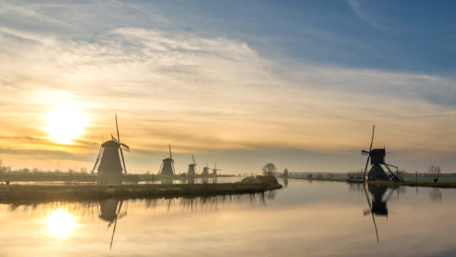 Dutch-Windmill-sunrise-time-lapse-at-Kinderdijk-Village-Netherlands,-4K-timelapse