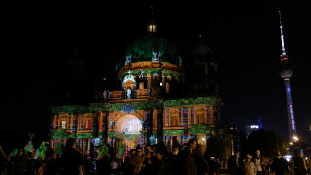 Illuminated-landmark-(-Berlin-Cathedral-/-Berliner-Dom)-and-TV-Tower-(-Fernsehturm)
