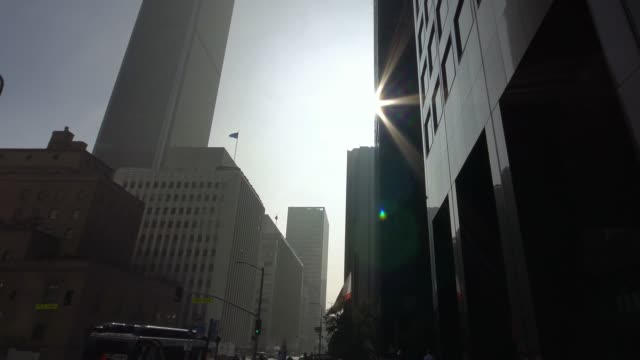 movimiento-tiro-a-lo-largo-de-la-pared-de-un-rascacielos-moderno-en-el-centro-de-Los-Angeles,-en-un-día-soleado
