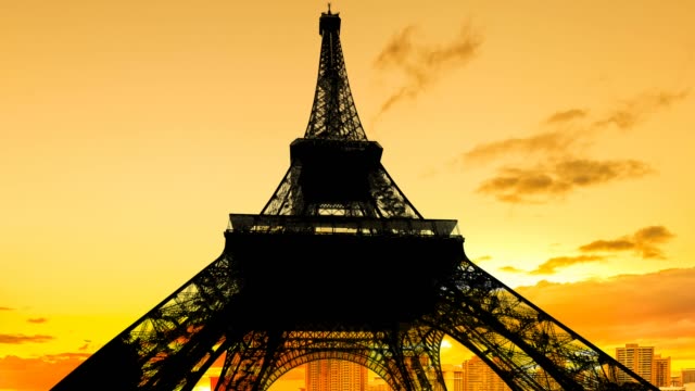 puesta-del-sol-caliente-en-la-Torre-Eiffel
