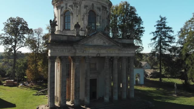 Ruinen-einer-katholischen-Kirche-mit-Steinstatuen