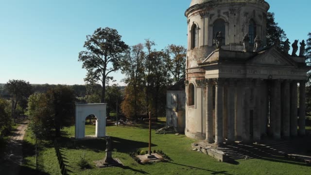 Cruz-de-madera-y-las-ruinas-de-una-iglesia-católica-con-estatuas-de-piedra
