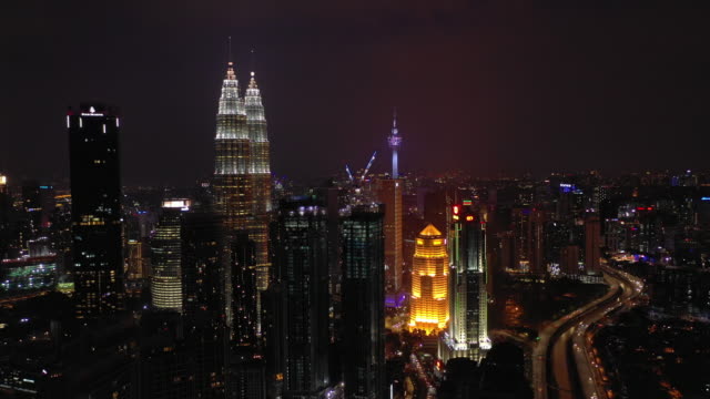 Nacht-beleuchtet-Kuala-Lumpur-City-Innenstadt-Antenne-Panorama-4k-Malaysia