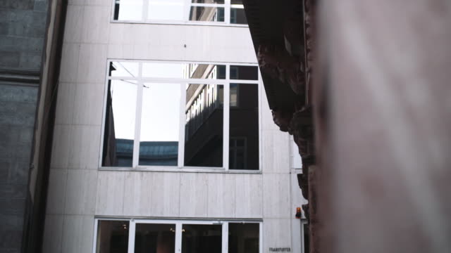 Pared-del-edificio-y-ventanas-reflectantes-en-Frankfurt