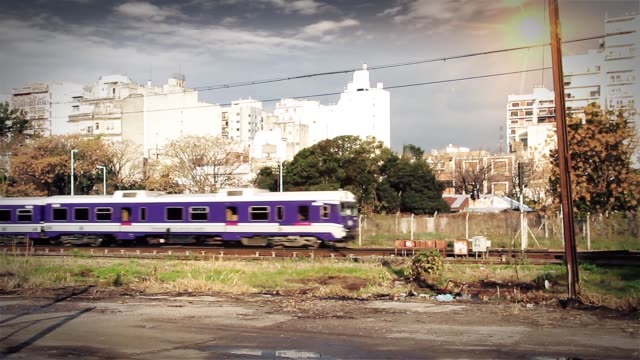 Tren-llegando-a-estación-antigua-en-Buenos-Aires,-Argentina.