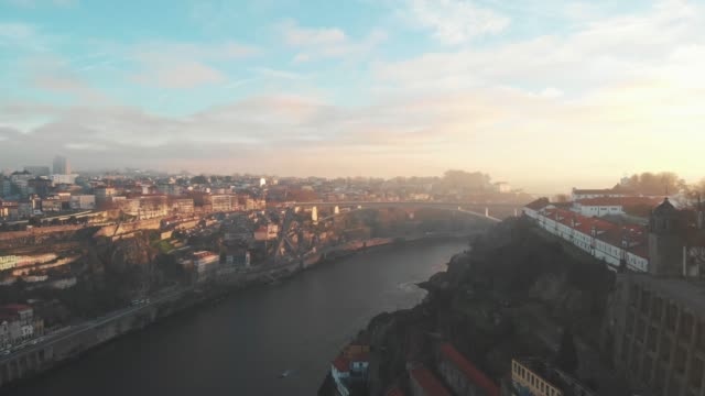 Vista-aérea-de-la-ciudad-de-Porto-y-Douro-río-durante-la-puesta-de-sol/amanecer