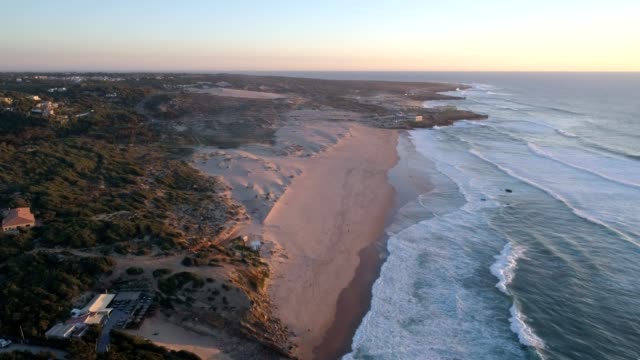 Vista-aérea-drone-de-playa-de-Guincho-en-Cascais,-Portugal