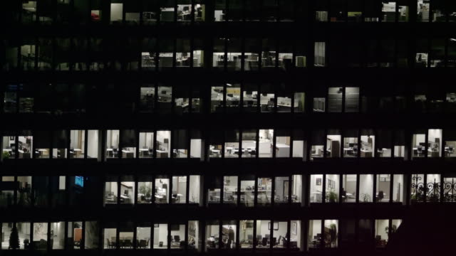 4K-außen-zur-Gründung-eines-modernen-Bürogebäudes-in-der-Nacht-erschossen.