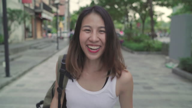 Asiatischen-Backpacker-Frau-glücklich-Reisen-in-Peking,-China,-fröhlich-schöne-junge-Teenager-Blogger-weiblich-zu-Fuß-in-Chinatown.-Lebensstil-Rucksack-Tourist-Reisen-Urlaub-Konzept.