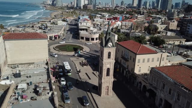 Luftbild-von-Jaffa-Clock-Tower-und-das-Mittelmeer