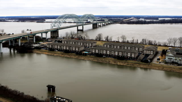Timelapse-Bridge-spanning-Mississippi-River-at-Memphis,-TN