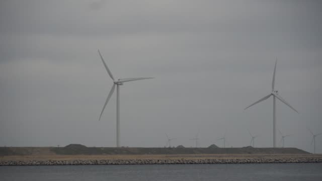 El-tema-es-la-generación-de-energía-neta-y-la-protección-del-medio-ambiente.-Un-número-de-cuchillas-de-viento,-energía-eólica-en-el-mar-Báltico-en-Europa-Dinamarca-Copenhague-en-invierno