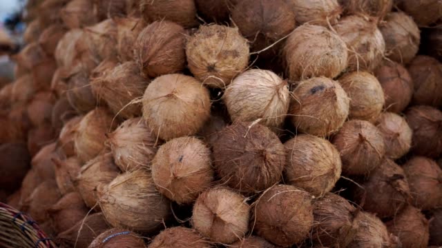Kokosnüsse-auf-dem-traditionellen-Markt-in-Indonesien-zu-verkaufen