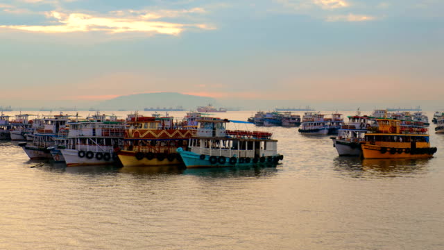 Boote-auf-Mumbai-Wasser-im-Morgengrauen.-Colaba-Region-Mumbai,-Maharashtra,-Indien.