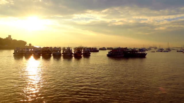 Boote-auf-Mumbai-Wasser-im-Morgengrauen.-Colaba-Region-Mumbai,-Maharashtra,-Indien.