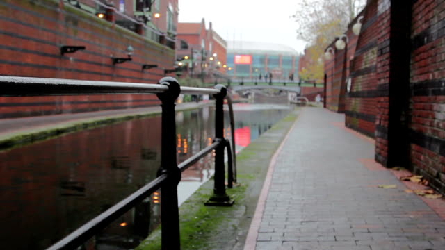 Blick-durch-flachen-Fokus-Geländer-Birmingham-Kanal