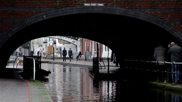 Menschen-gehen-in-der-Silhouette-Brücke-und-der-Canal-Canalways-Birmingham-Broad-Street