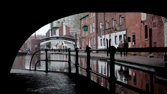 Vista-ambiental-poca-atención-baranda-puente-del-Canal-de-Broad-Street-de-Birmingham