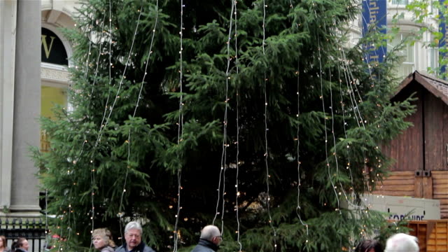 Weihnachtsbaum-Schrägansicht-auf-anstrengenden-Birmingham-High-Street-mit-Weihnachten-Lichter