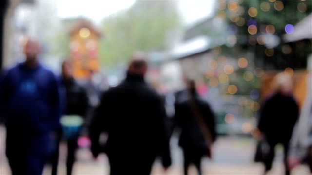 Gran-Anonymous-Crowd-concurrido-puesto-de-mercado-navideño-alemán-de-luces-de-Navidad-Establos