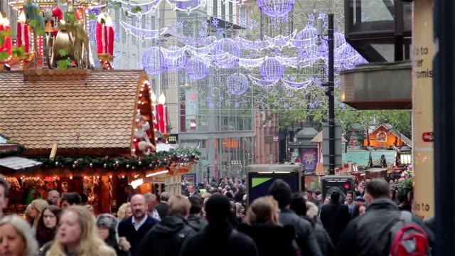 Schrägansicht-High-Street-funkelnden-Weihnachten-Lichter-anstrengenden-Shopping-im-deutschen-Weihnachtsmarkt