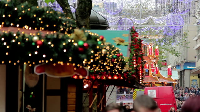 Zieh-durch-Funkelndes-Weihnachten-Lichter,-große-Menschenmenge-deutschen-Weihnachtsmarkt