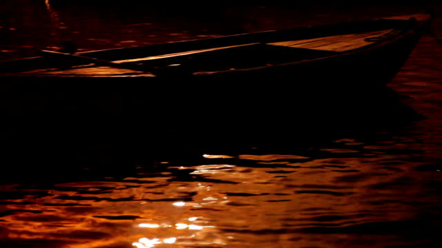 Boote-in-der-wunderschönen-Beleuchtung-am-Varanasi-Ghats-am-Ganges-River
