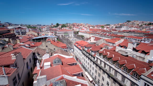 Rossio-Platz-im-Zentrum-von-Lissabon-ein-Denkmal-der-king-Pedro-IV-von-Santa-Justa-Aufzug.---Portugal.-timelapse