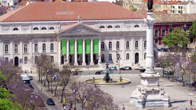 Rossio-Platz-im-Zentrum-von-Lissabon-ein-Denkmal-der-king-Pedro-IV-von-Santa-Justa-Aufzug.---Portugal.-timelapse